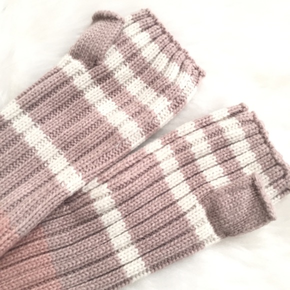2 LEFT!!🙌🏼😱Free People fingerless gloves Mauve - Picture 2 of 2